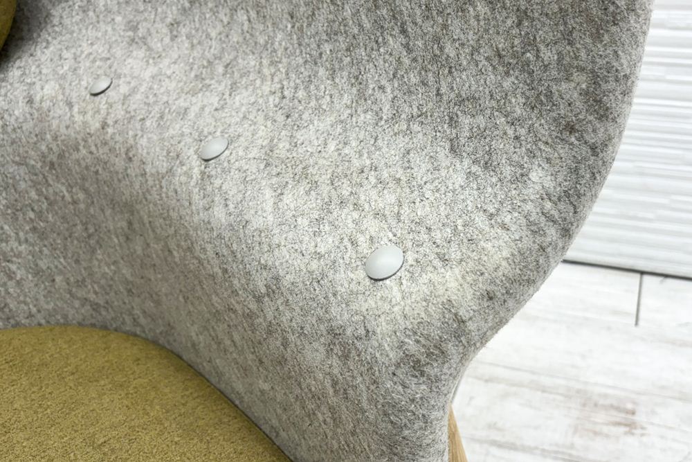 デフォルム プライバシーチェア 中古 ラウンジチェア Pod PET Felt Privacy Chair 中古オフィス家具 フレーム/グレー クッション/カーキの画像