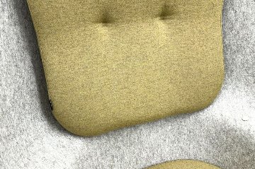 デフォルム プライバシーチェア 中古 ラウンジチェア Pod PET Felt Privacy Chair 中古オフィス家具 フレーム/グレー クッション/カーキの画像