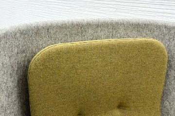デフォルム プライバシーチェア 中古 ラウンジチェア Pod PET Felt Privacy Chair 中古オフィス家具 フレーム/グレー クッション/カーキの画像