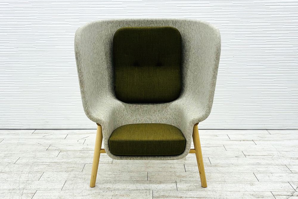デフォルム プライバシーチェア 中古 ラウンジチェア Pod PET Felt Privacy Chair 中古オフィス家具 フレーム/グレー クッション/カーキの画像