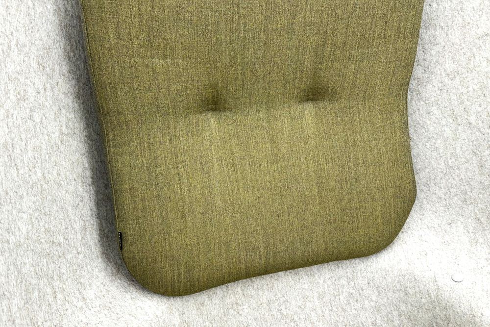 デフォルム プライバシーチェア 中古 ラウンジチェア Pod PET Felt Privacy Chair 中古オフィス家具 フレーム/グレー クッション/カーキの画像