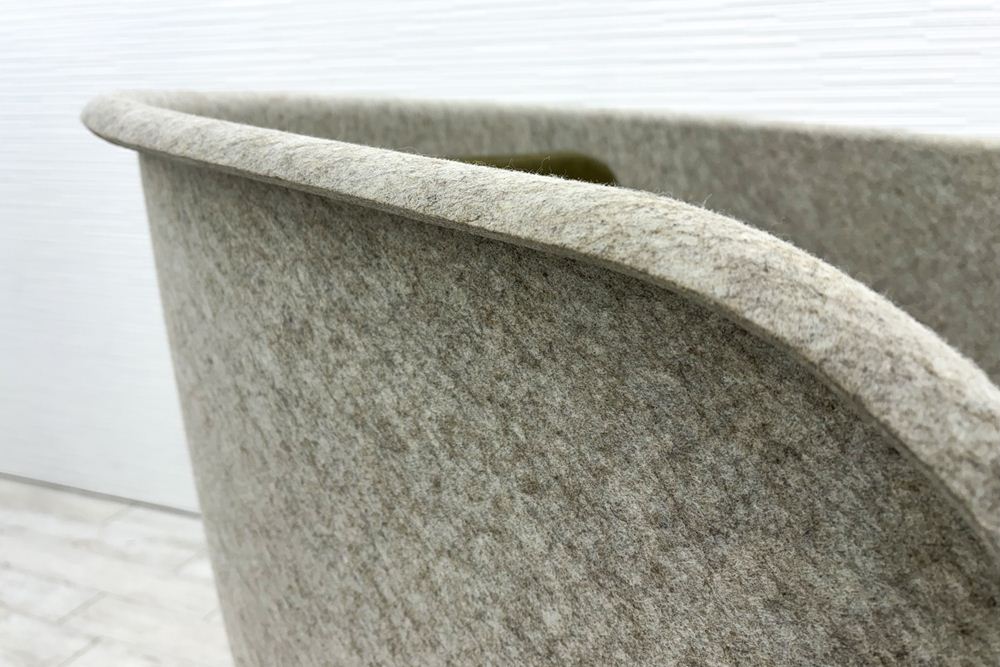 デフォルム プライバシーチェア 中古 ラウンジチェア Pod PET Felt Privacy Chair 中古オフィス家具 フレーム/グレー クッション/カーキの画像