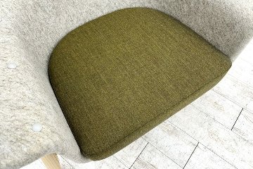 デフォルム プライバシーチェア 中古 ラウンジチェア Pod PET Felt Privacy Chair 中古オフィス家具 フレーム/グレー クッション/カーキの画像