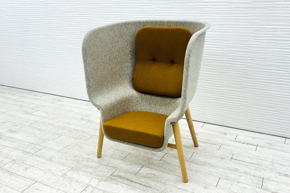 デフォルム プライバシーチェア 中古 ラウンジチェア Pod PET Felt Privacy Chair 中古オフィス家具 フレーム/グレー クッション/イエローの画像