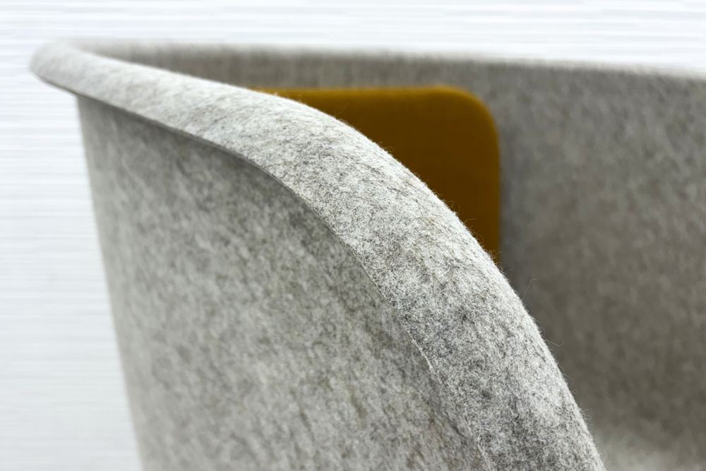 デフォルム プライバシーチェア 中古 ラウンジチェア Pod PET Felt Privacy Chair 中古オフィス家具 フレーム/グレー クッション/イエローの画像