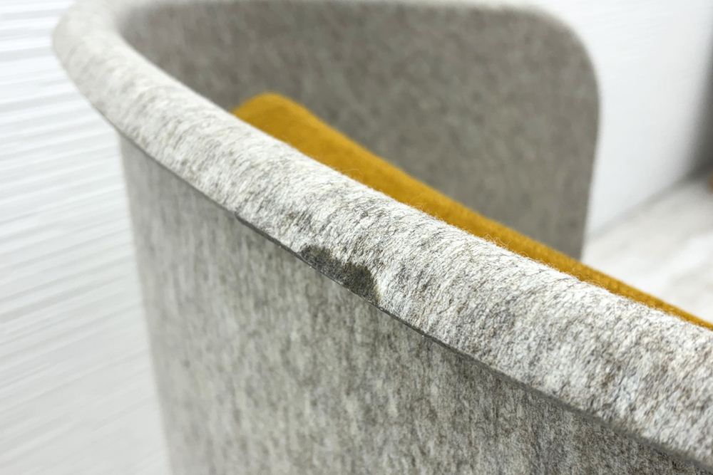 デフォルム プライバシーチェア 中古 ラウンジチェア Pod PET Felt Privacy Chair 中古オフィス家具 フレーム/グレー クッション/イエローの画像
