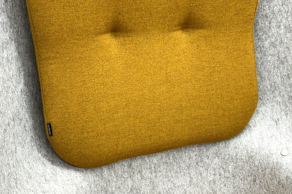デフォルム プライバシーチェア 中古 ラウンジチェア Pod PET Felt Privacy Chair 中古オフィス家具 フレーム/グレー クッション/イエローの画像