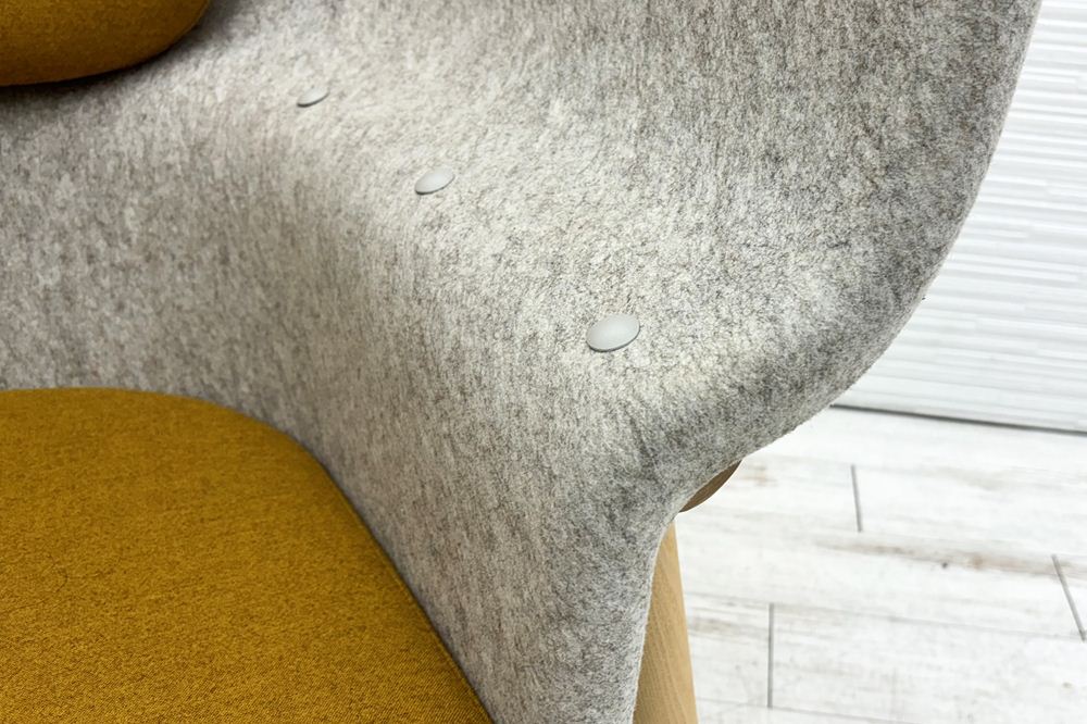 デフォルム プライバシーチェア 中古 ラウンジチェア Pod PET Felt Privacy Chair 中古オフィス家具 フレーム/グレー クッション/イエローの画像