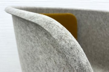 デフォルム プライバシーチェア 中古 ラウンジチェア Pod PET Felt Privacy Chair 中古オフィス家具 フレーム/グレー クッション/イエローの画像