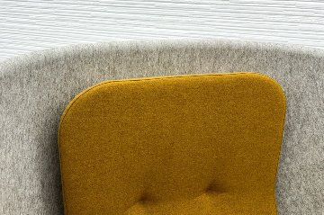 デフォルム プライバシーチェア 中古 ラウンジチェア Pod PET Felt Privacy Chair 中古オフィス家具 フレーム/グレー クッション/イエローの画像