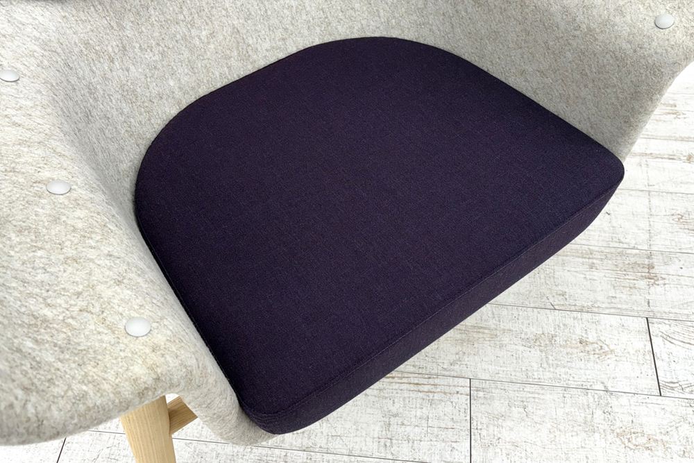 デフォルム プライバシーチェア 中古 ラウンジチェア Pod PET Felt Privacy Chair 中古オフィス家具 フレーム/グレー クッション/パープルの画像