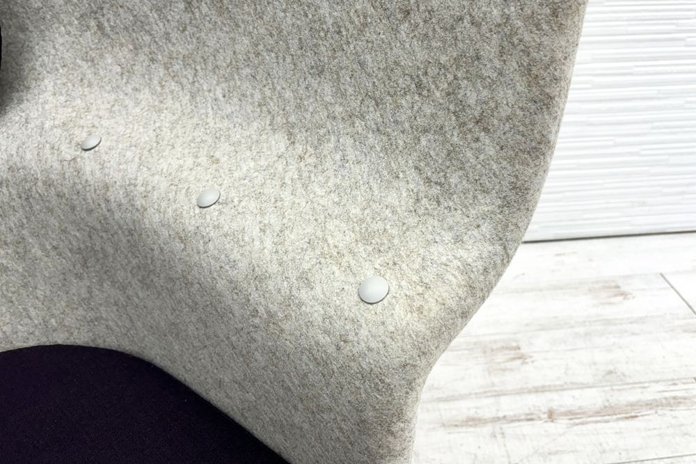 デフォルム プライバシーチェア 中古 ラウンジチェア Pod PET Felt Privacy Chair 中古オフィス家具 フレーム/グレー クッション/パープルの画像