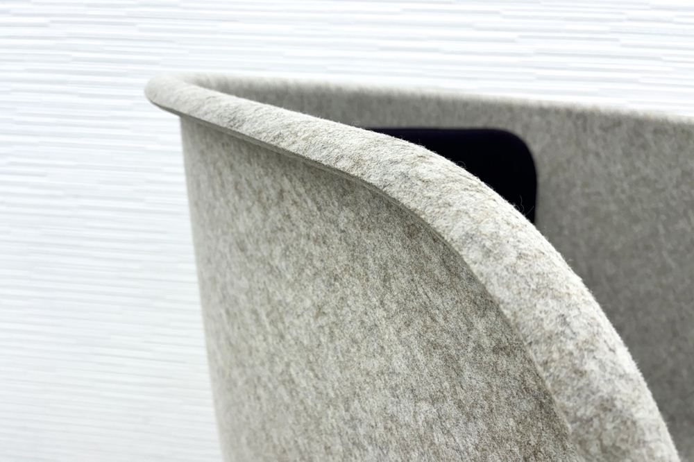 デフォルム プライバシーチェア 中古 ラウンジチェア Pod PET Felt Privacy Chair 中古オフィス家具 フレーム/グレー クッション/パープルの画像