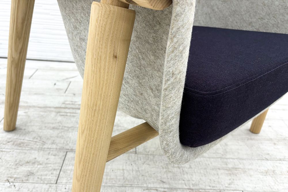 デフォルム プライバシーチェア 中古 ラウンジチェア Pod PET Felt Privacy Chair 中古オフィス家具 フレーム/グレー クッション/パープルの画像