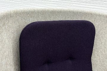デフォルム プライバシーチェア 中古 ラウンジチェア Pod PET Felt Privacy Chair 中古オフィス家具 フレーム/グレー クッション/パープルの画像