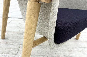 デフォルム プライバシーチェア 中古 ラウンジチェア Pod PET Felt Privacy Chair 中古オフィス家具 フレーム/グレー クッション/パープルの画像