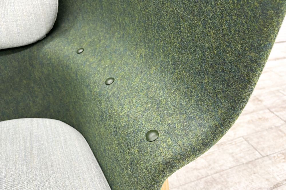 デフォルム プライバシーチェア 中古 ラウンジチェア Pod PET Felt Privacy Chair 中古オフィス家具 フレーム/グリーン クッション/グレーの画像
