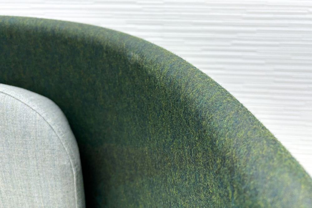 デフォルム プライバシーチェア 中古 ラウンジチェア Pod PET Felt Privacy Chair 中古オフィス家具 フレーム/グリーン クッション/グレーの画像
