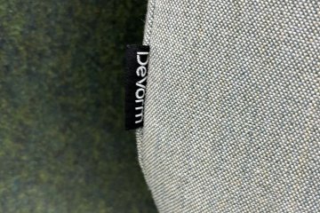 デフォルム プライバシーチェア 中古 ラウンジチェア Pod PET Felt Privacy Chair 中古オフィス家具 フレーム/グリーン クッション/グレーの画像