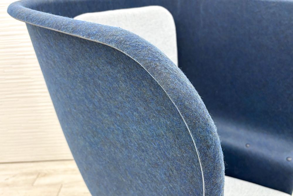 デフォルム プライバシーチェア 中古 ラウンジチェア Pod PET Felt Privacy Chair 中古オフィス家具 フレーム/ブルー クッション/グレーの画像
