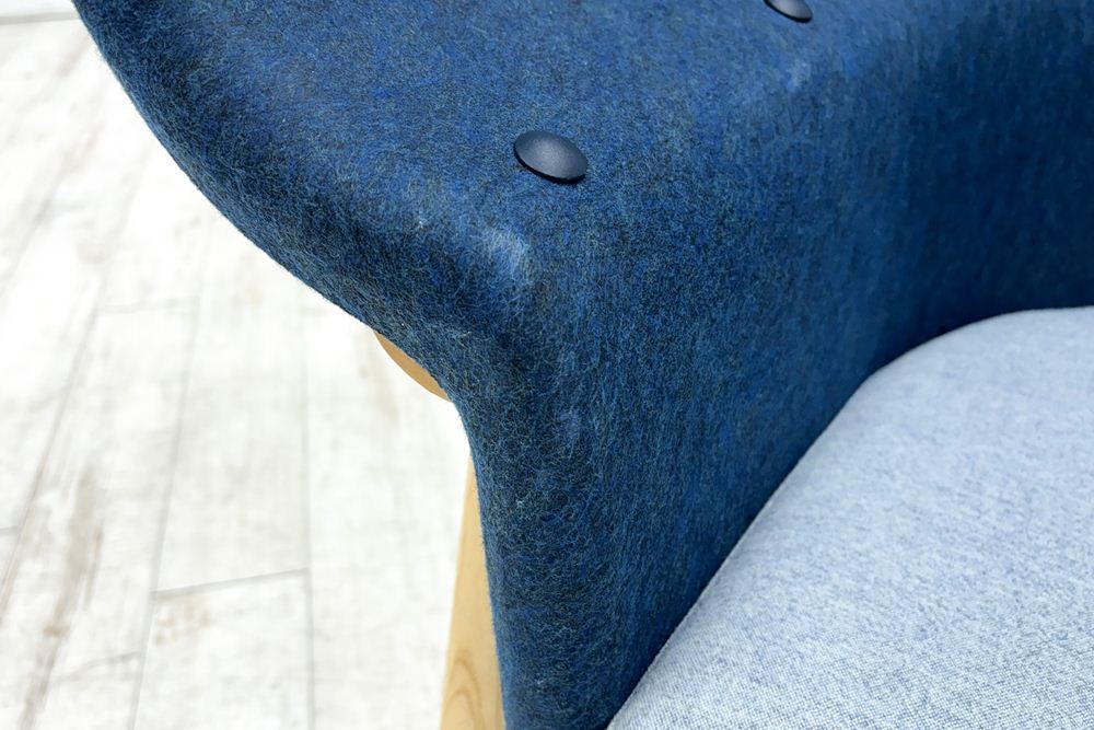 デフォルム プライバシーチェア 中古 ラウンジチェア Pod PET Felt Privacy Chair 中古オフィス家具 フレーム/ブルー クッション/グレーの画像