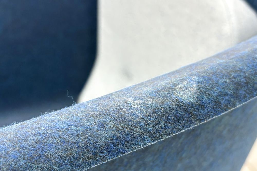 デフォルム プライバシーチェア 中古 ラウンジチェア Pod PET Felt Privacy Chair 中古オフィス家具 フレーム/ブルー クッション/グレーの画像