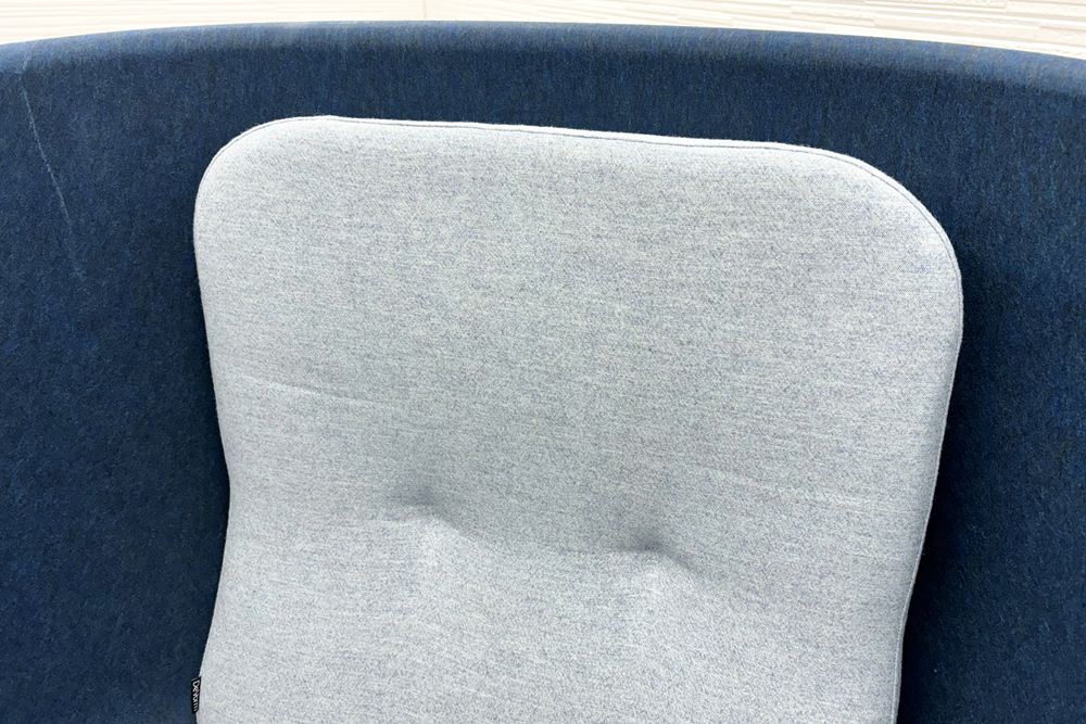 デフォルム プライバシーチェア 中古 ラウンジチェア Pod PET Felt Privacy Chair 中古オフィス家具 フレーム/ブルー クッション/グレーの画像