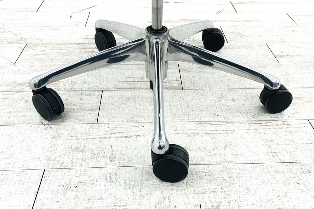 オカムラ コンテッサチェア 中古 OKAMURA Contessa ヘッドレスト付 ポリッシュフレーム クッション 中古オフィス家具 ブラックの画像