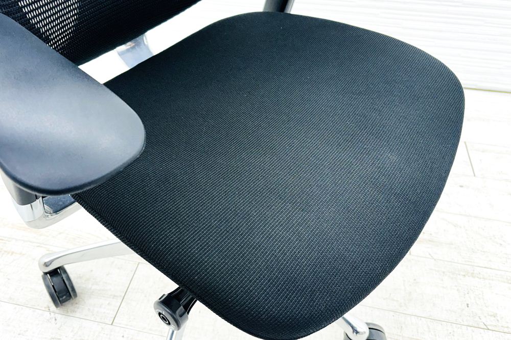 オカムラ コンテッサチェア 中古 OKAMURA Contessa ヘッドレスト付 ポリッシュフレーム クッション 中古オフィス家具 ブラックの画像