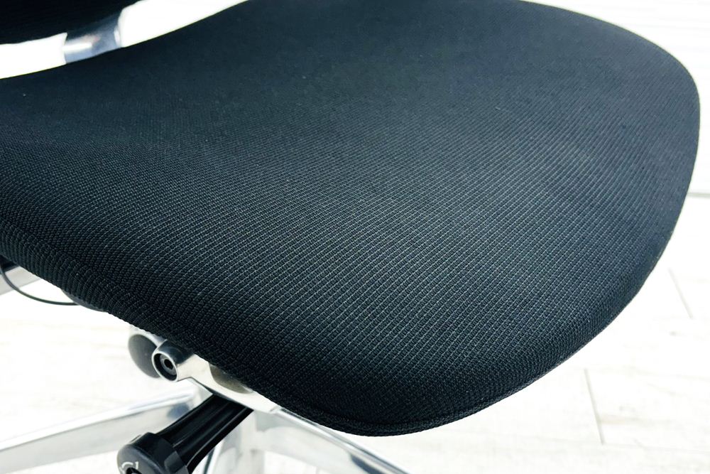 オカムラ コンテッサチェア 中古 OKAMURA Contessa ヘッドレスト付 ポリッシュフレーム クッション 中古オフィス家具 ブラックの画像