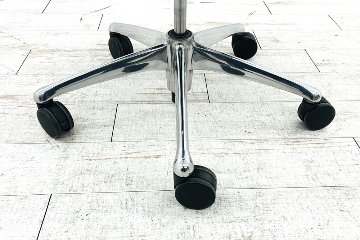 オカムラ コンテッサチェア 中古 OKAMURA Contessa ヘッドレスト付 ポリッシュフレーム クッション 中古オフィス家具 ブラックの画像