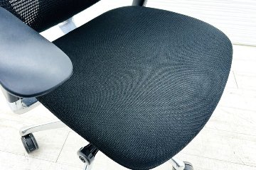 オカムラ コンテッサチェア 中古 OKAMURA Contessa ヘッドレスト付 ポリッシュフレーム クッション 中古オフィス家具 ブラックの画像