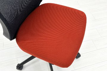 コクヨ シロッコチェア 中古 Scirocco(シロッコ)シリーズ 可動肘 KOKUYO 中古オフィス家具 レッド/ブラックの画像