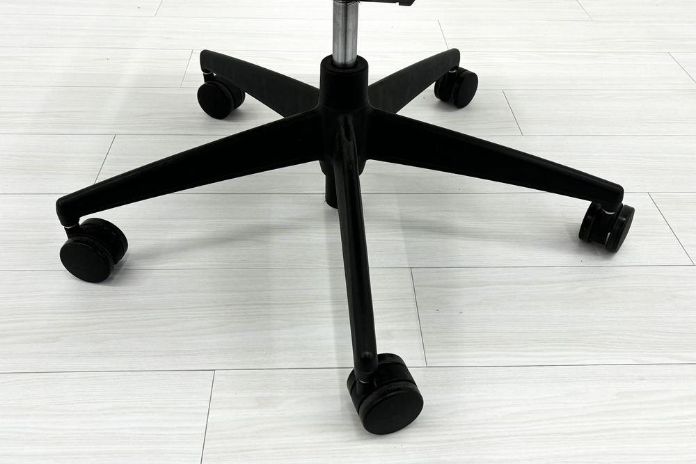 コクヨ シロッコチェア 中古 Scirocco(シロッコ)シリーズ 固定肘 KOKUYO 中古オフィス家具 背/ブラック 座/レッドの画像
