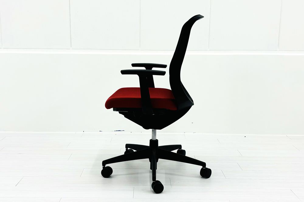 コクヨ シロッコチェア 中古 Scirocco(シロッコ)シリーズ 固定肘 KOKUYO 中古オフィス家具 背/ブラック 座/レッドの画像