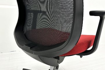 コクヨ シロッコチェア 中古 Scirocco(シロッコ)シリーズ 固定肘 KOKUYO 中古オフィス家具 背/ブラック 座/レッドの画像