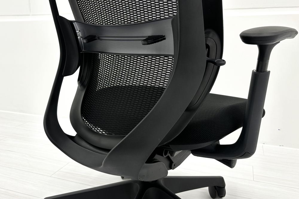 オカムラ シルフィーチェア 中古 2019年製 エクストラハイバック 可動肘 OKAMURA Sylphy 中古オフィス家具 ブラックの画像