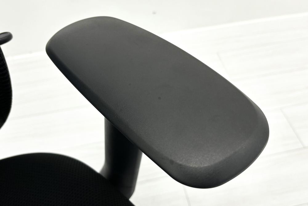 オカムラ シルフィーチェア 中古 2019年製 エクストラハイバック 可動肘 OKAMURA Sylphy 中古オフィス家具 ブラックの画像
