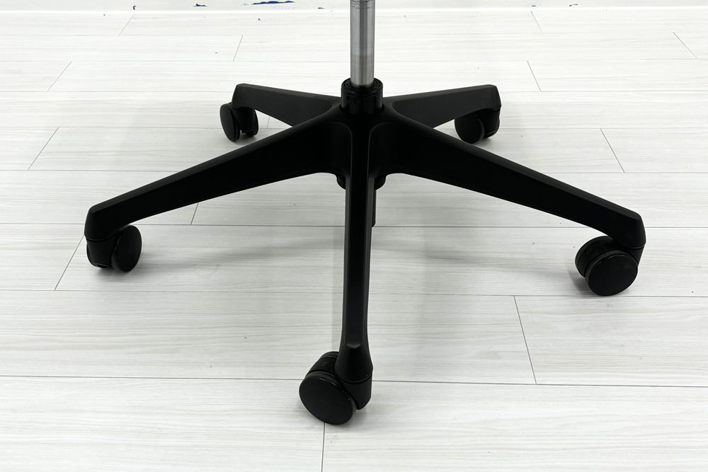 オカムラ シルフィーチェア 中古 2019年製 エクストラハイバック 可動肘 OKAMURA Sylphy 中古オフィス家具 ブラックの画像