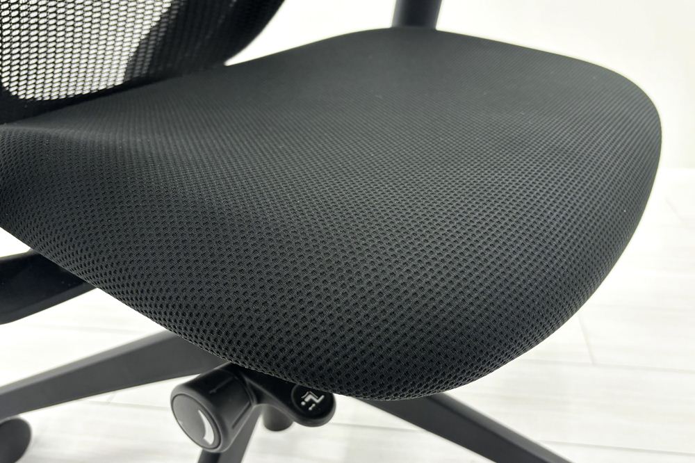 オカムラ シルフィーチェア 中古 2019年製 エクストラハイバック 可動肘 OKAMURA Sylphy 中古オフィス家具 ブラックの画像