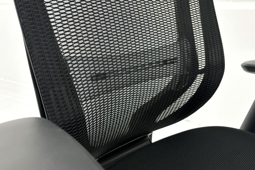 オカムラ シルフィーチェア 中古 2019年製 エクストラハイバック 可動肘 OKAMURA Sylphy 中古オフィス家具 ブラックの画像