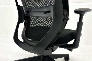 オカムラ シルフィーチェア 中古 2019年製 エクストラハイバック 可動肘 OKAMURA Sylphy 中古オフィス家具 ブラックの画像