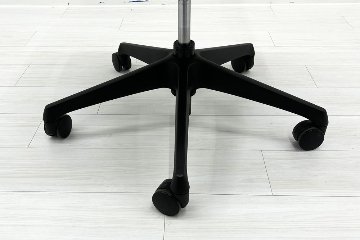 オカムラ シルフィーチェア 中古 2019年製 エクストラハイバック 可動肘 OKAMURA Sylphy 中古オフィス家具 ブラックの画像