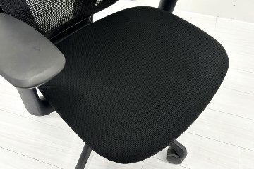 オカムラ シルフィーチェア 中古 2019年製 エクストラハイバック 可動肘 OKAMURA Sylphy 中古オフィス家具 ブラックの画像