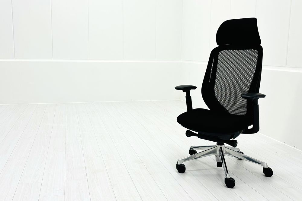 オカムラ シルフィーチェア 中古 2019年製 エクストラハイバック ヘッドレスト付 可動肘 OKAMURA Sylphy 中古オフィス家具 ブラックの画像