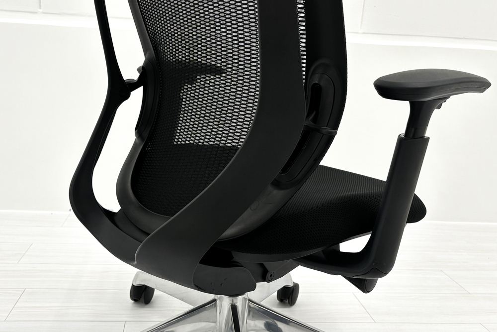 オカムラ シルフィーチェア 中古 2019年製 エクストラハイバック ヘッドレスト付 可動肘 OKAMURA Sylphy 中古オフィス家具 ブラックの画像