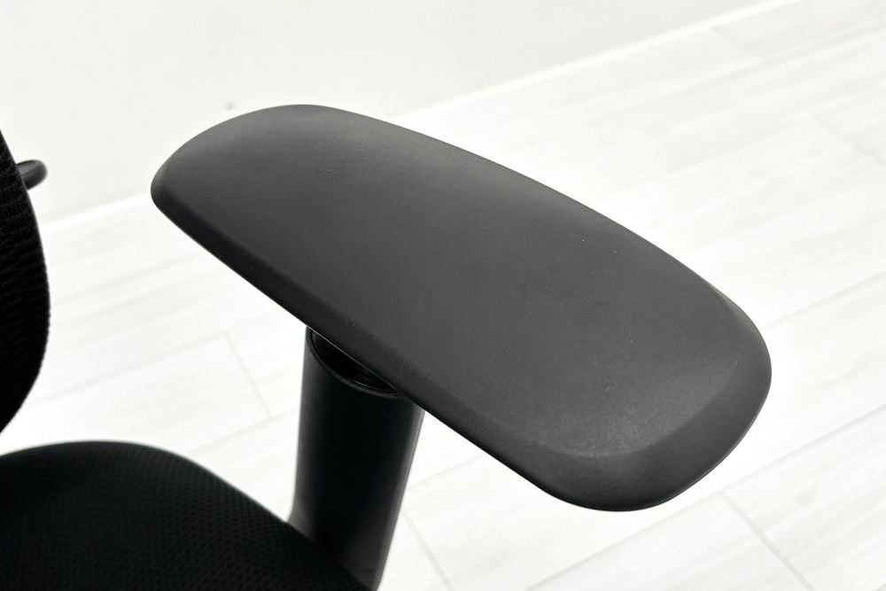 オカムラ シルフィーチェア 中古 2019年製 エクストラハイバック ヘッドレスト付 可動肘 OKAMURA Sylphy 中古オフィス家具 ブラックの画像