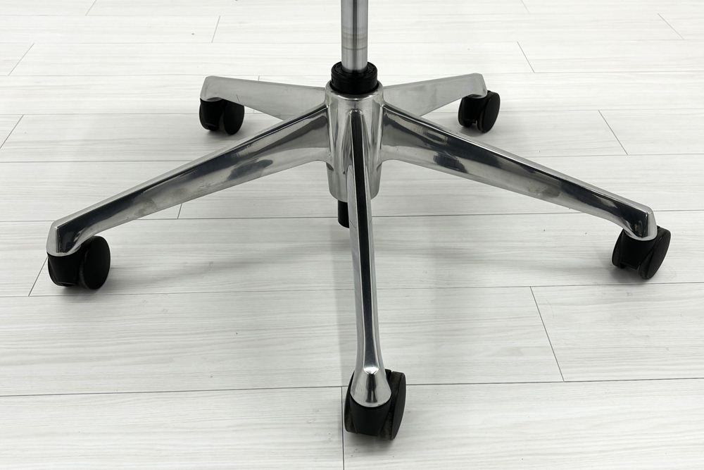 オカムラ シルフィーチェア 中古 2019年製 エクストラハイバック ヘッドレスト付 可動肘 OKAMURA Sylphy 中古オフィス家具 ブラックの画像