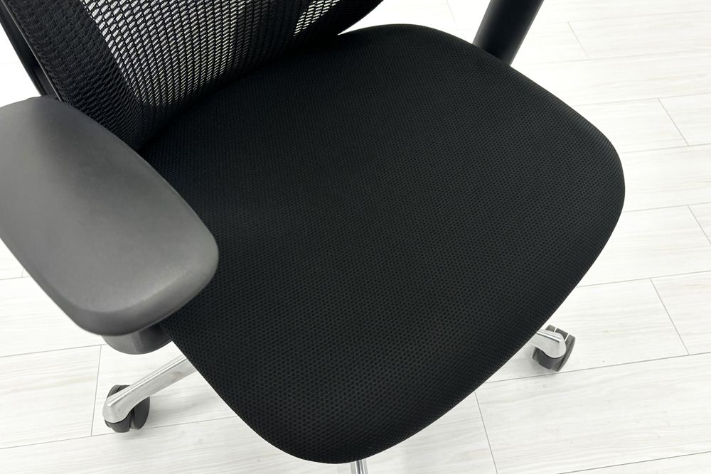 オカムラ シルフィーチェア 中古 2019年製 エクストラハイバック ヘッドレスト付 可動肘 OKAMURA Sylphy 中古オフィス家具 ブラックの画像