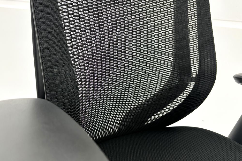 オカムラ シルフィーチェア 中古 2019年製 エクストラハイバック ヘッドレスト付 可動肘 OKAMURA Sylphy 中古オフィス家具 ブラックの画像